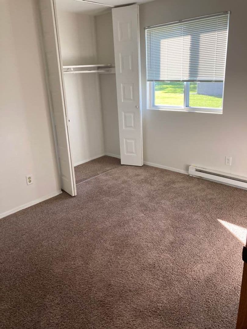 Janesville Apartment: 647 Kellogg Ave.