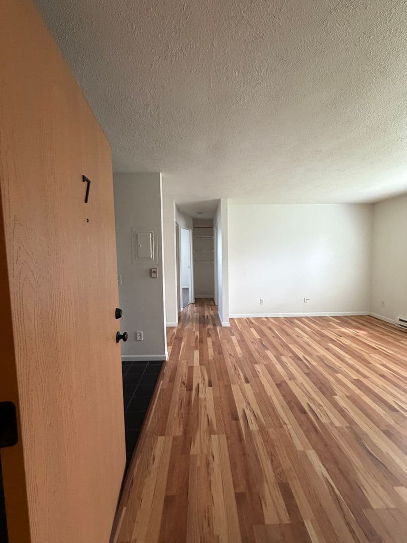 Janesville Apartment: 647 Kellogg Ave.