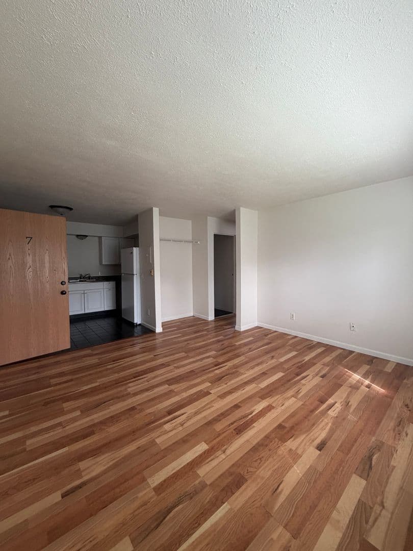 Janesville Apartment: 647 Kellogg Ave.