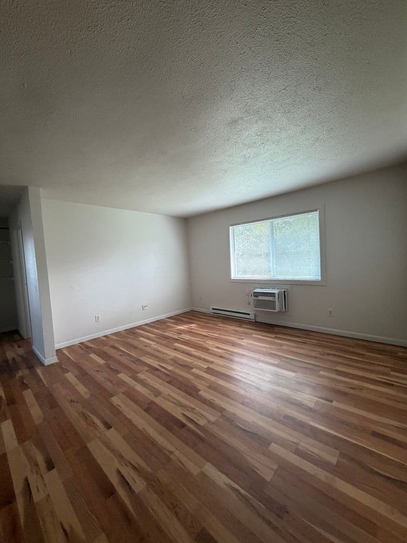 Janesville Apartment: 647 Kellogg Ave.
