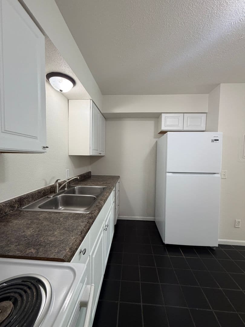 Janesville Apartment: 647 Kellogg Ave.