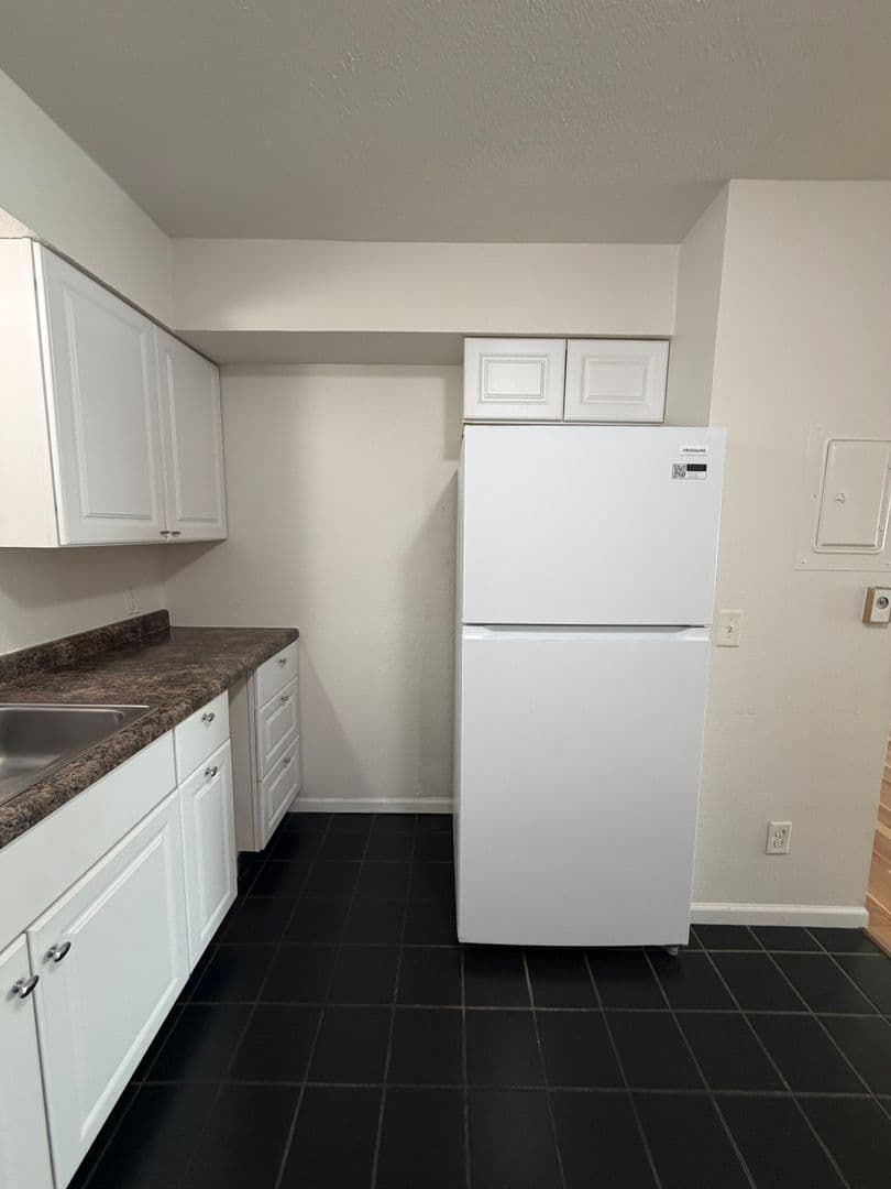 Janesville Apartment: 647 Kellogg Ave.