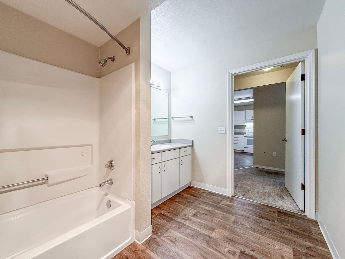 Gresham Apartment: 800 NE Roberts Ave