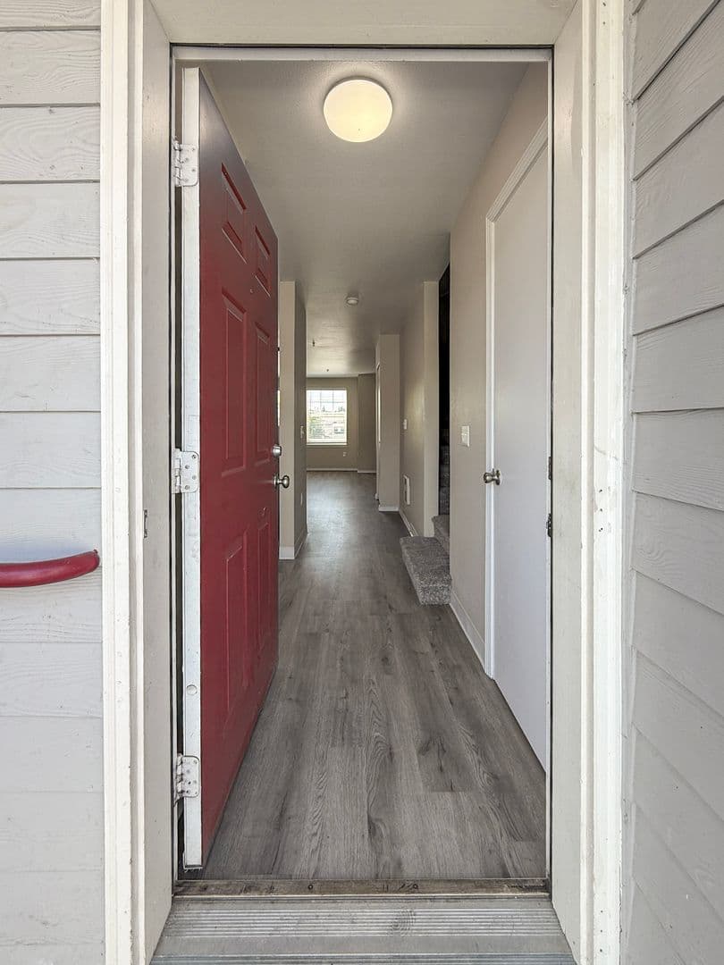 Gresham Apartment: 800 NE Roberts Ave