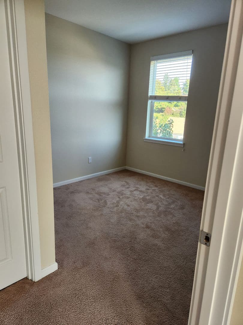 Portland Apartment: 6855 N. Burlington Ave