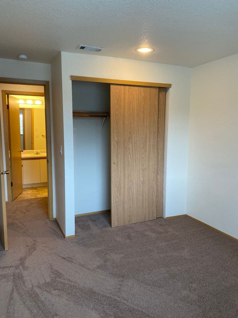 Roseburg Apartment: 2511 Edenbower Blvd