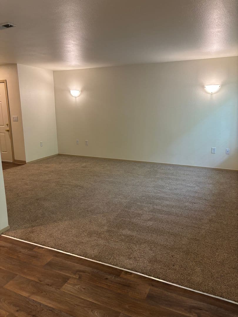 Roseburg Apartment: 2511 Edenbower Blvd