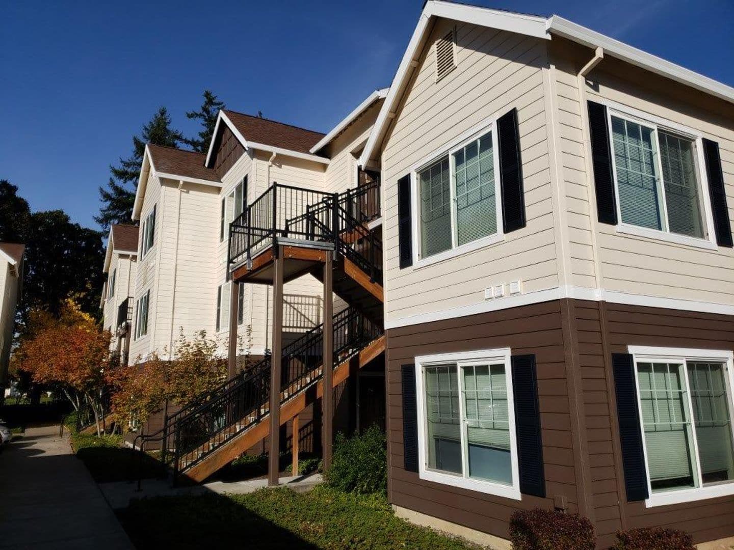 Hillsboro Apartment: 117 NE 25th Ave
