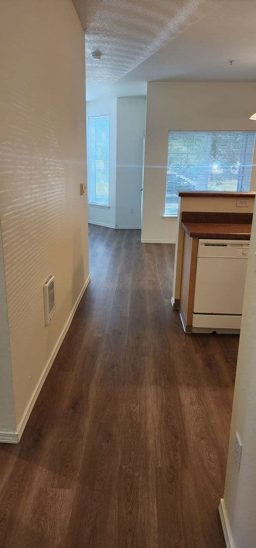 Hillsboro Apartment: 117 NE 25th Ave