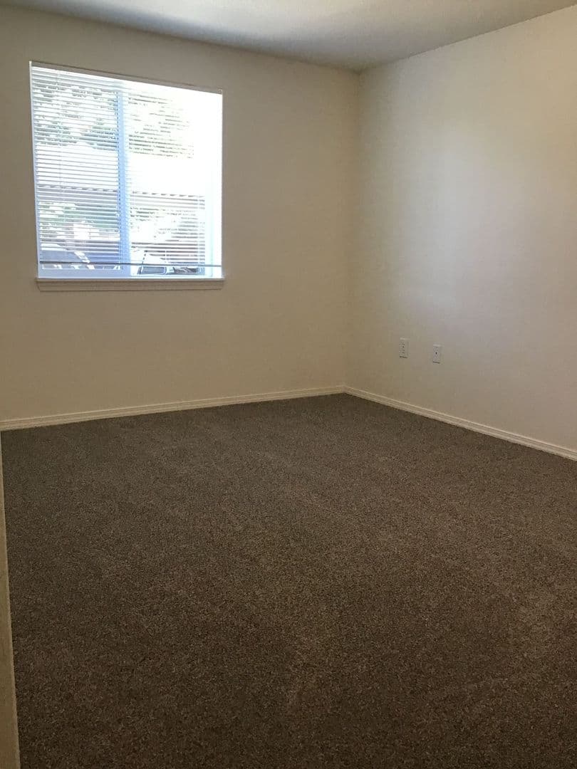 Sutherlin Apartment: 1347 E Central Ave