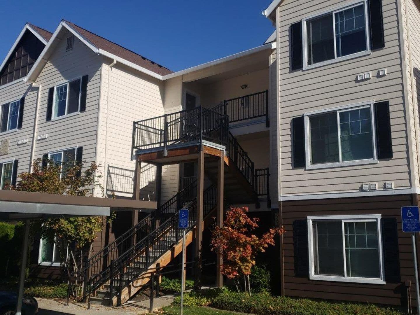 Hillsboro Apartment: 117 NE 25th Ave