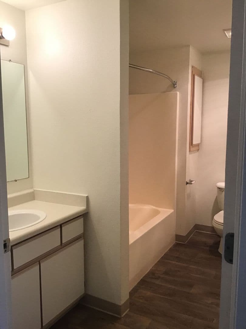 Sutherlin Apartment: 1347 E Central Ave