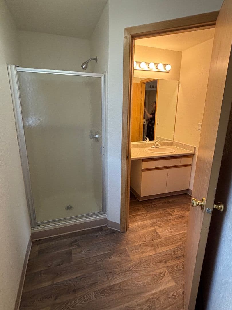 Roseburg Apartment: 2511 Edenbower Blvd