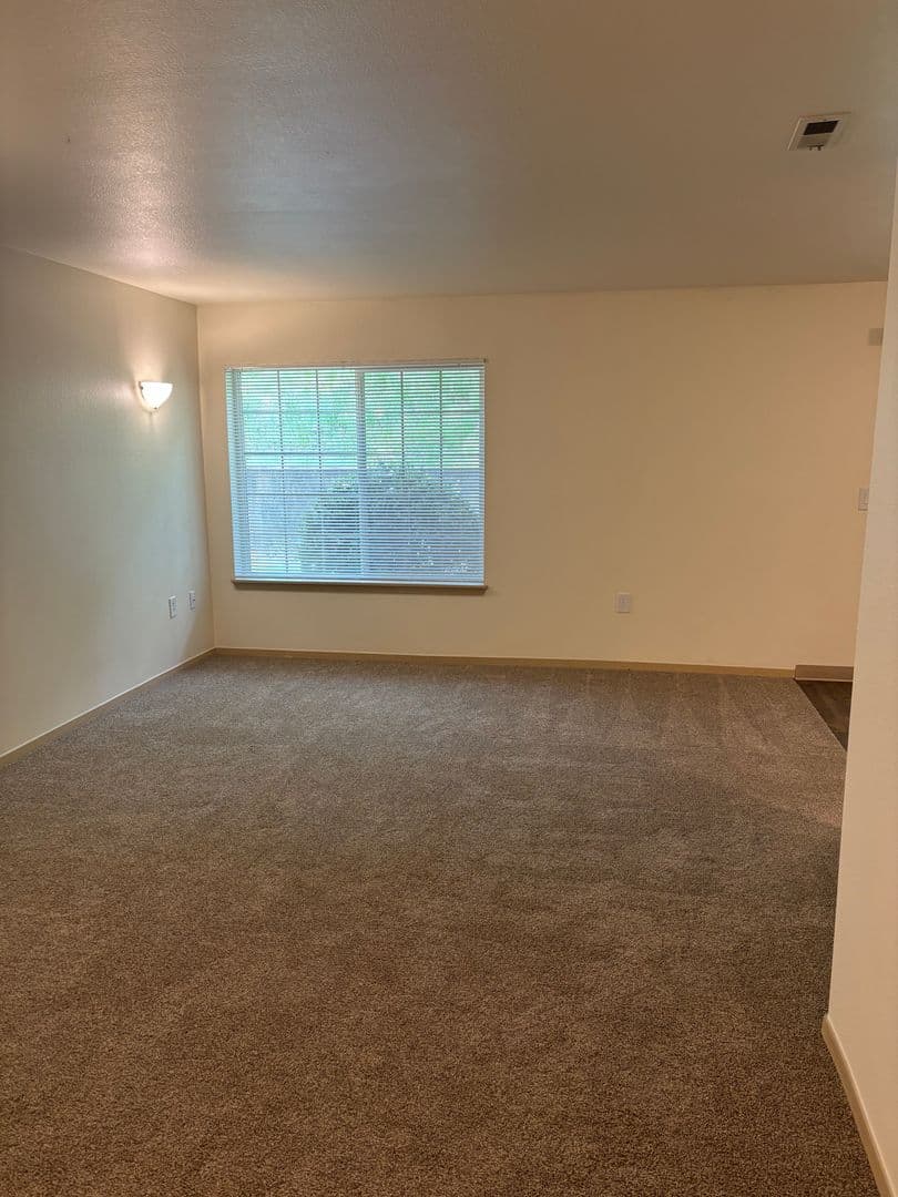 Roseburg Apartment: 2511 Edenbower Blvd