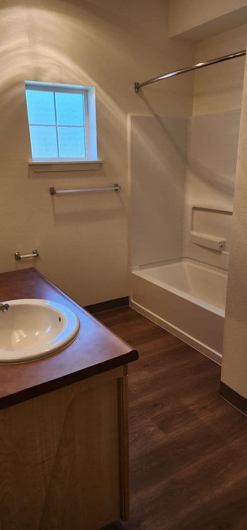 Hillsboro Apartment: 117 NE 25th Ave