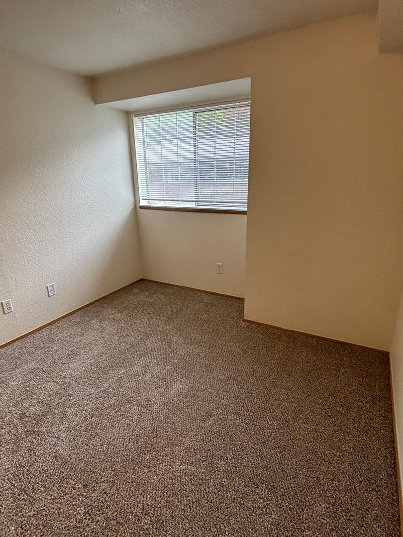 Roseburg Apartment: 2511 Edenbower Blvd