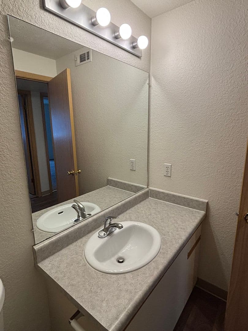 Roseburg Apartment: 2511 Edenbower Blvd