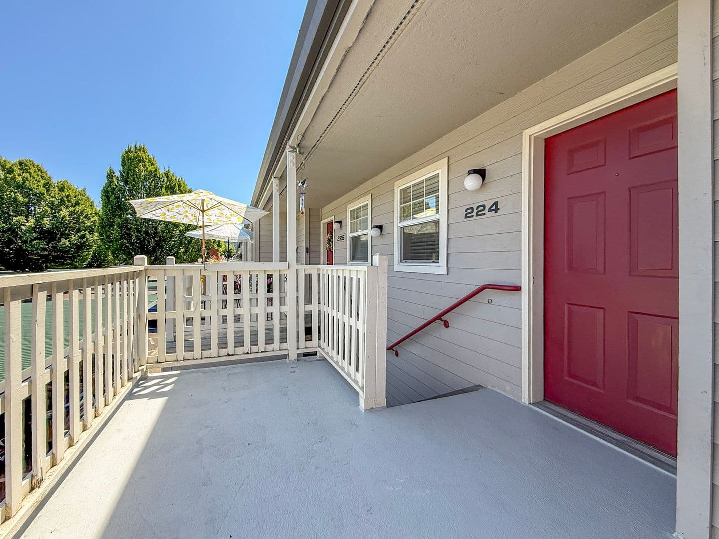 Gresham Apartment: 800 NE Roberts Ave
