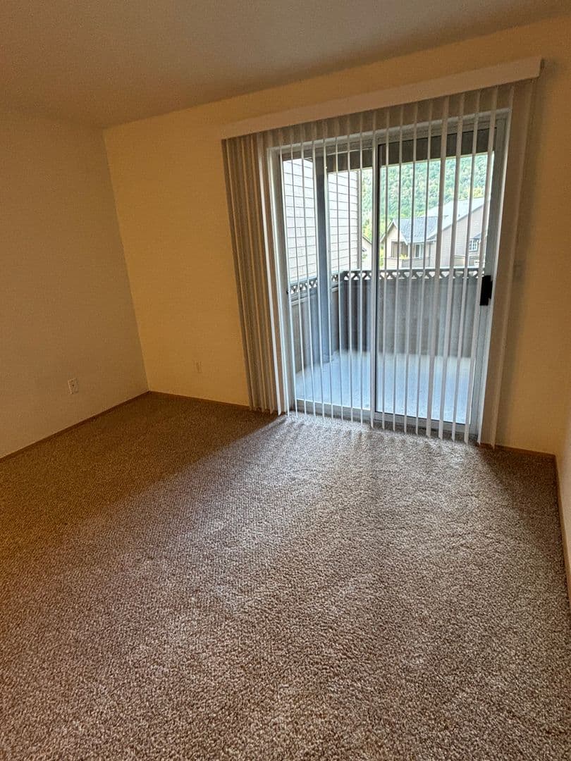 Roseburg Apartment: 2511 Edenbower Blvd
