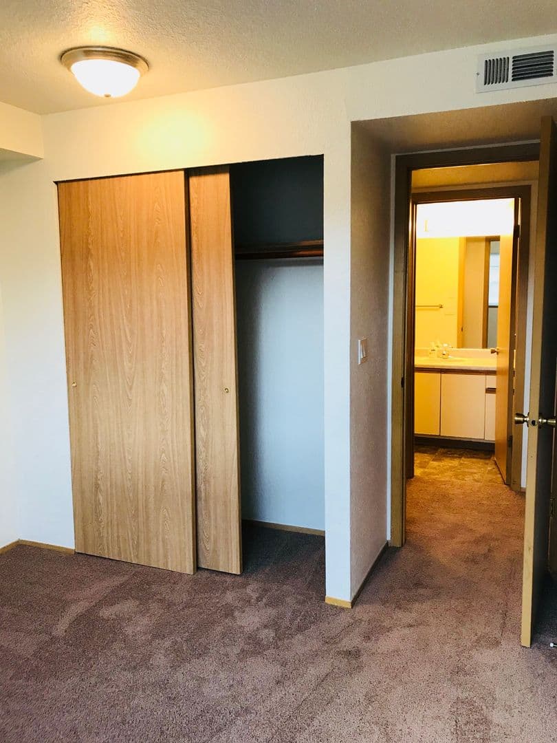 Roseburg Apartment: 2511 Edenbower Blvd