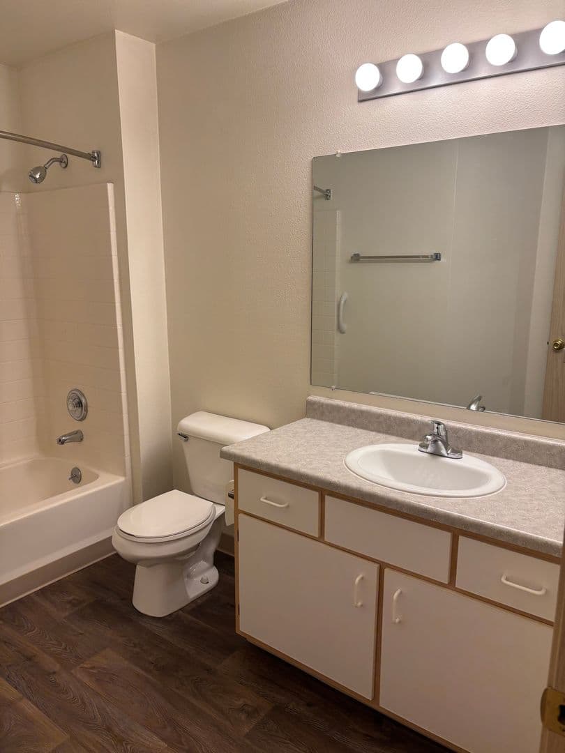 Roseburg Apartment: 2511 Edenbower Blvd