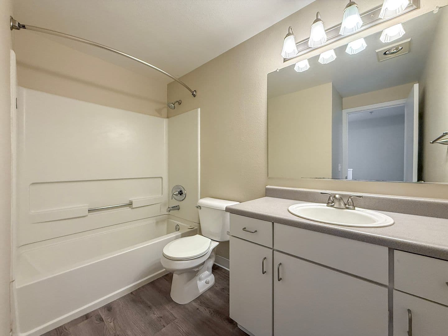 Gresham Apartment: 800 NE Roberts Ave