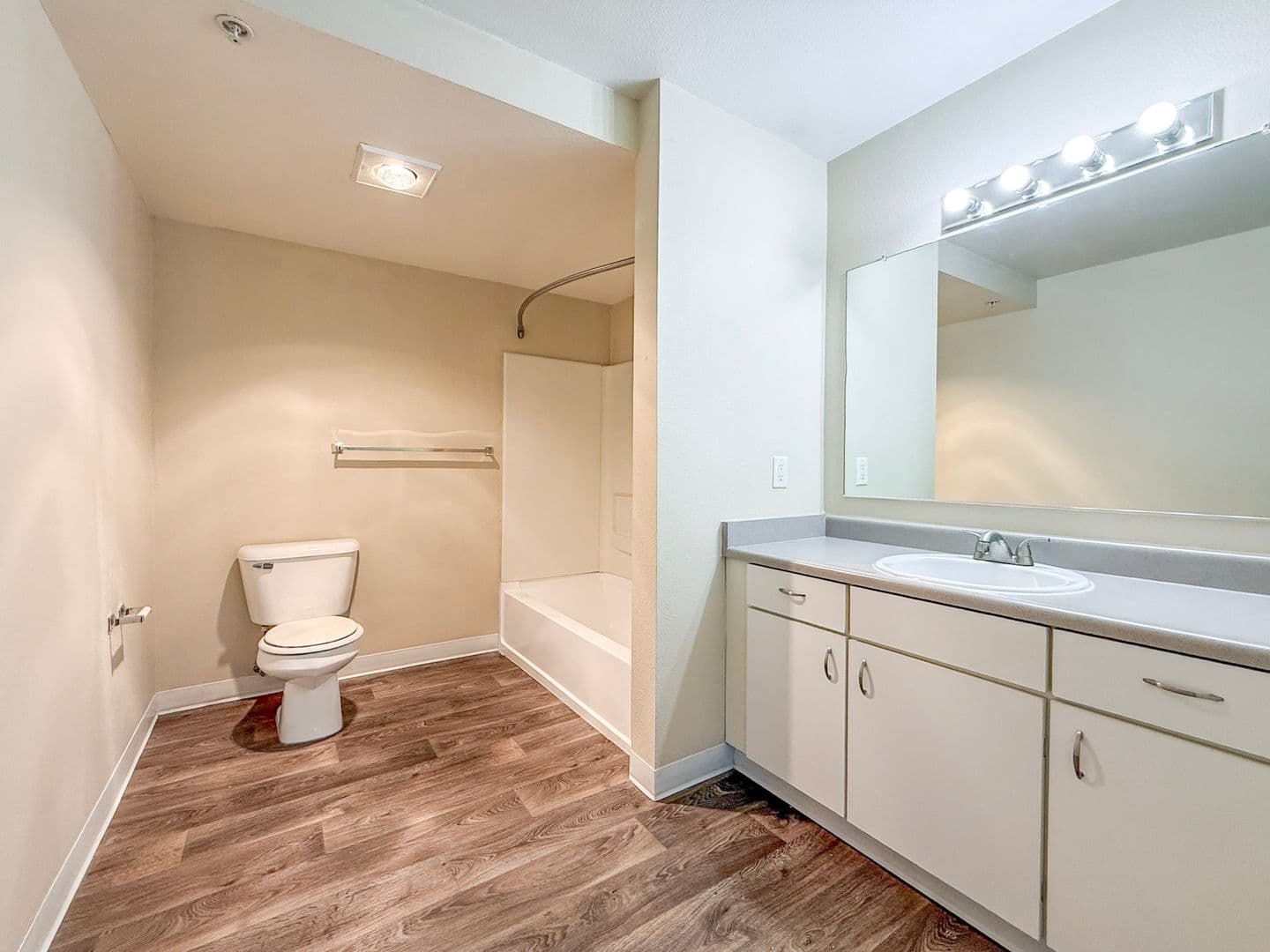 Gresham Apartment: 800 NE Roberts Ave