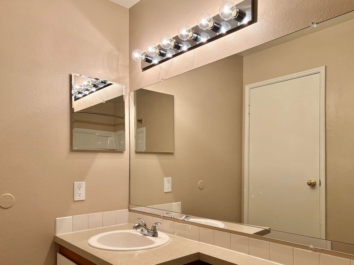 Happy Valley Apartment: 11408 SE 90th Ave