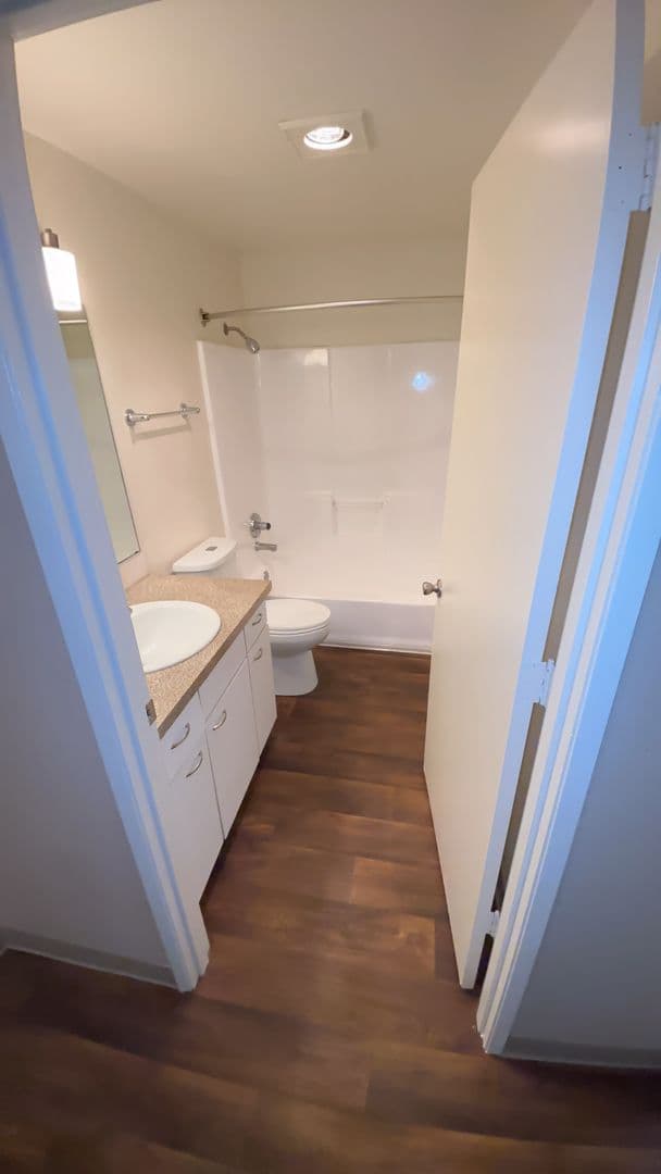 Newberg Apartment: 1401 N Springbrook Rd