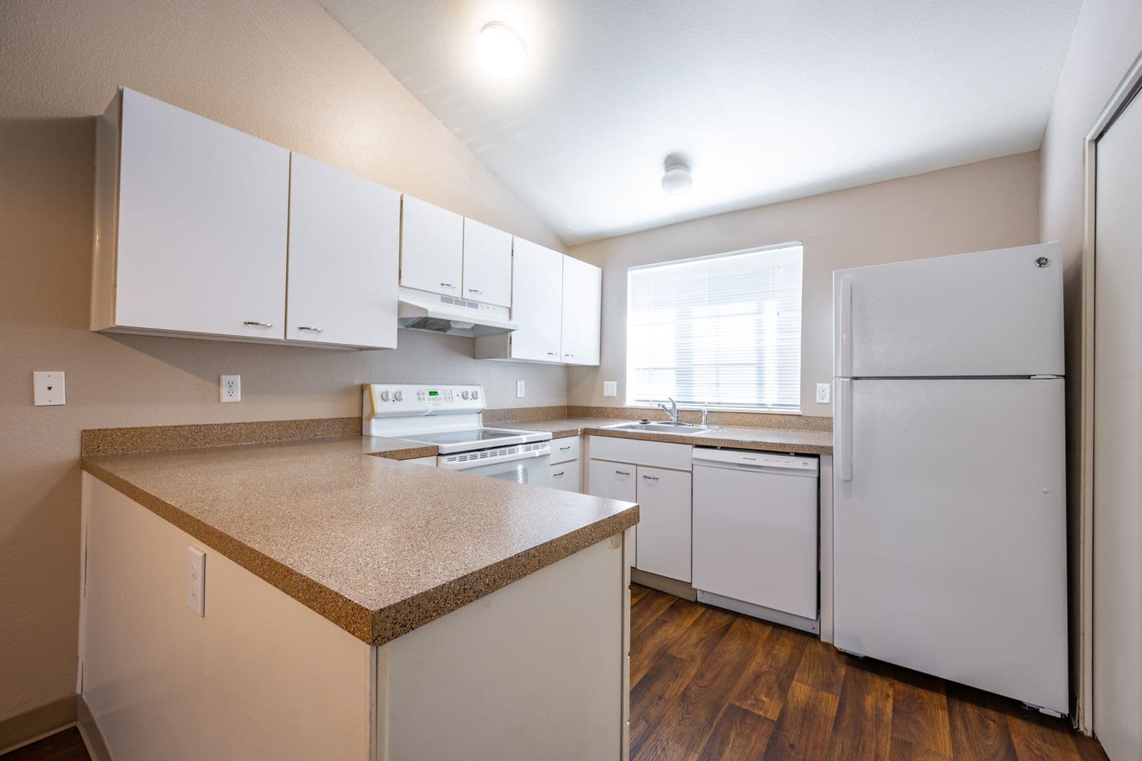 Newberg Apartment: 1401 N Springbrook Rd