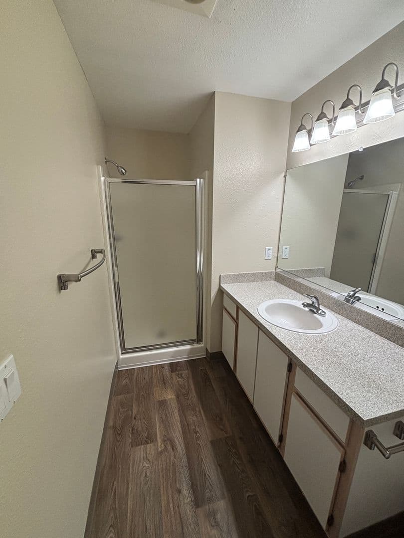 Gresham Apartment: 4850 SW 11th St
