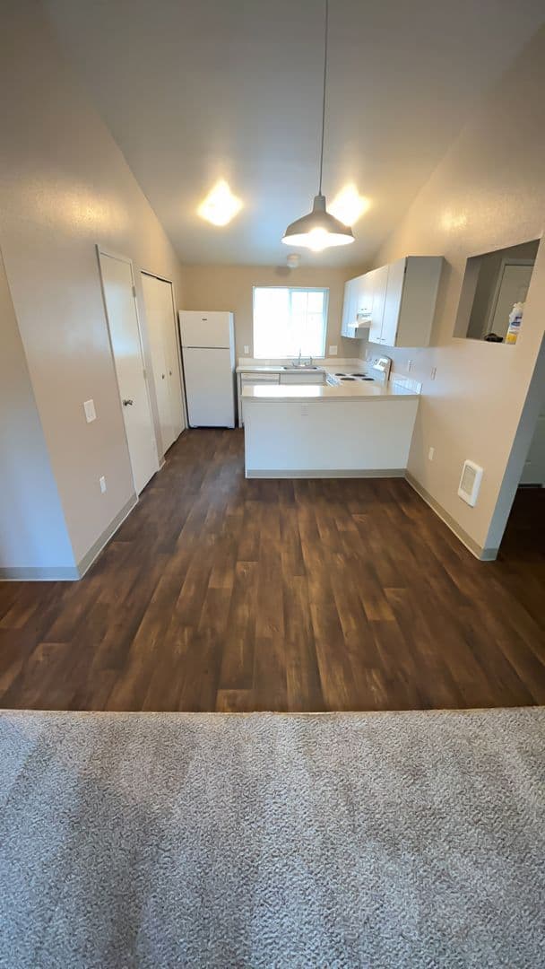 Newberg Apartment: 1401 N Springbrook Rd