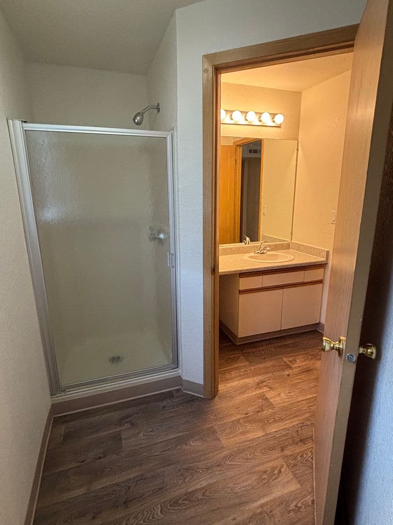 Roseburg Apartment: 2511 Edenbower Blvd