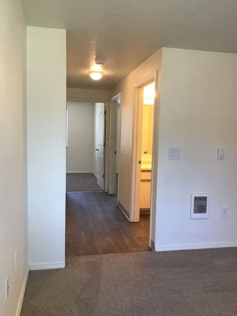 Sutherlin Apartment: 1347 E Central Ave