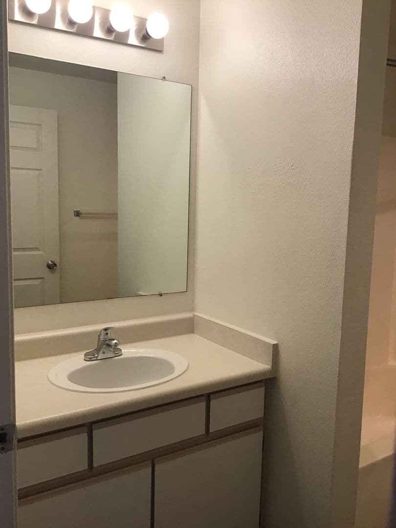 Sutherlin Apartment: 1347 E Central Ave