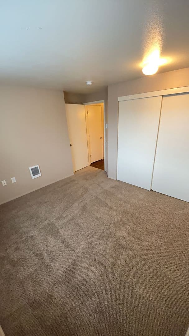 Newberg Apartment: 1401 N Springbrook Rd