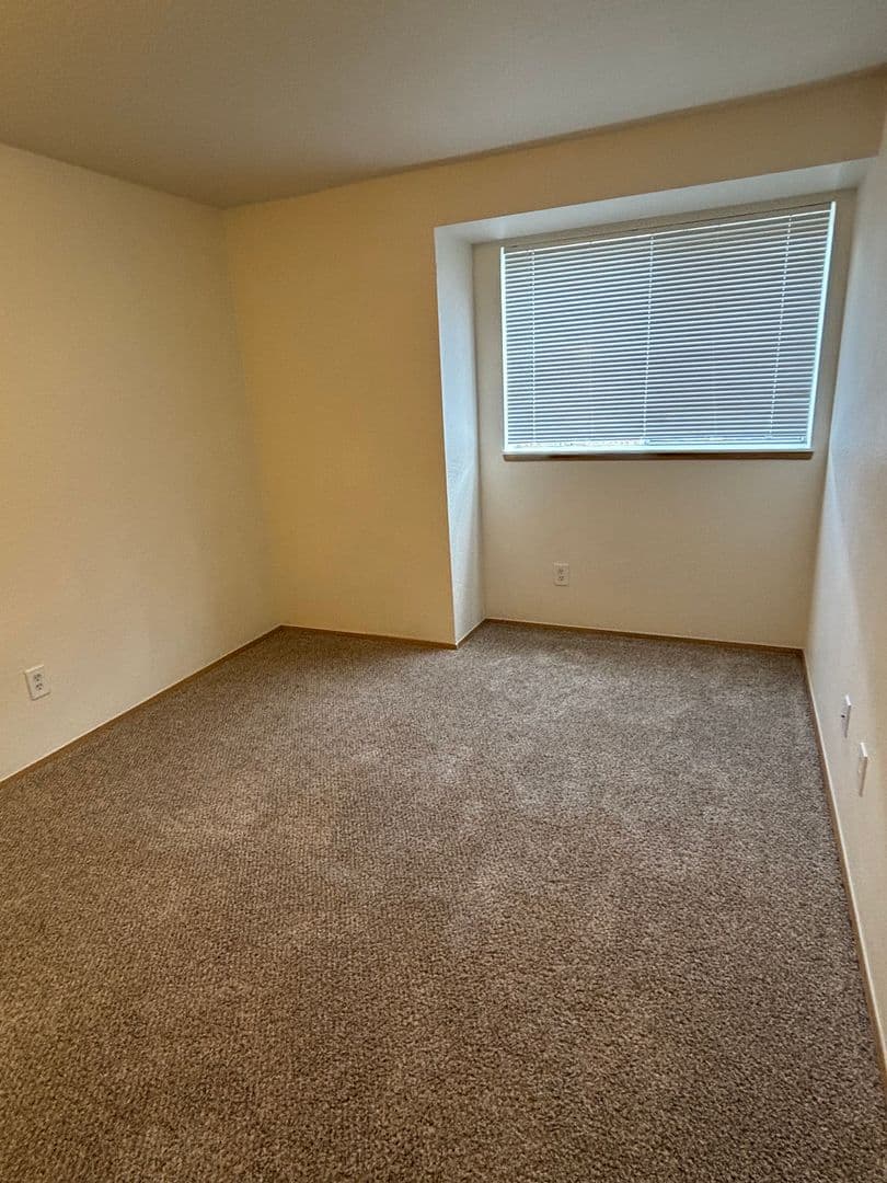 Roseburg Apartment: 2511 Edenbower Blvd