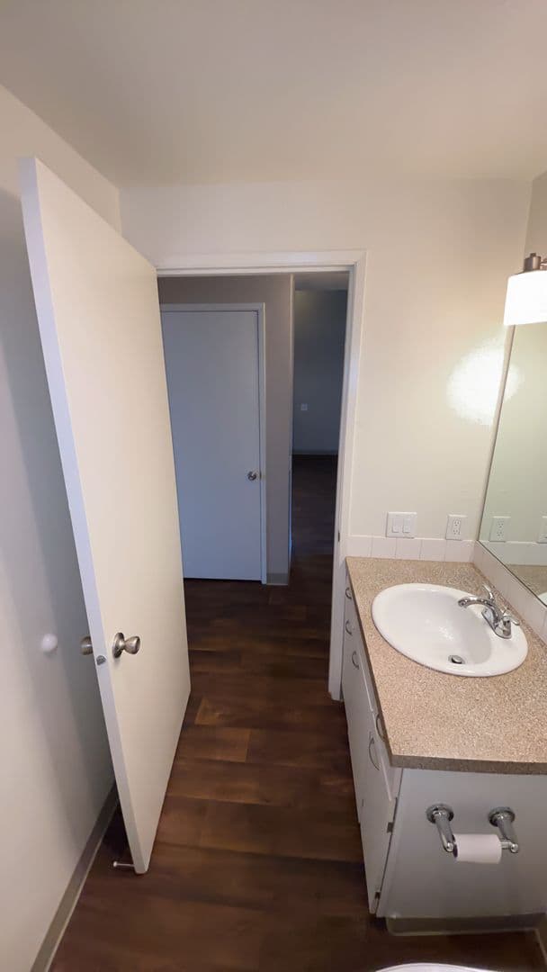Newberg Apartment: 1401 N Springbrook Rd