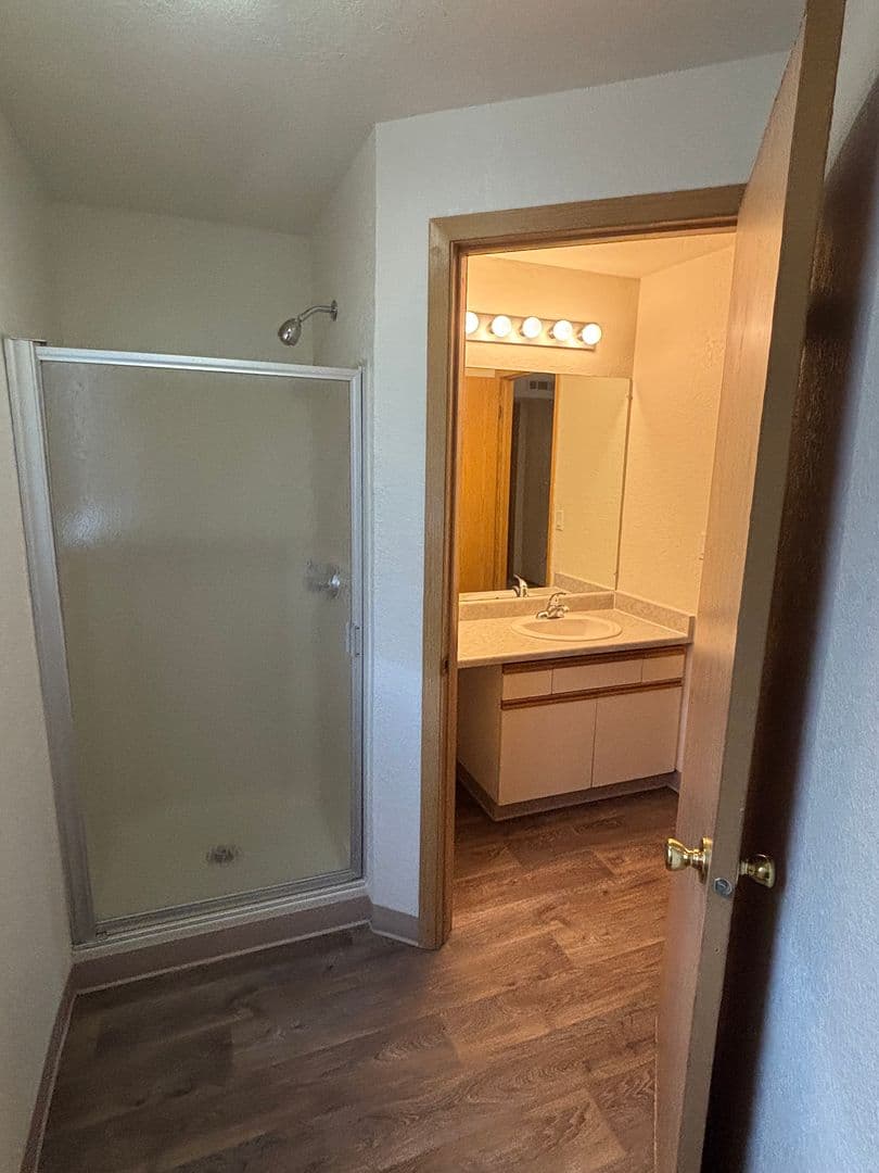Roseburg Apartment: 2511 Edenbower Blvd