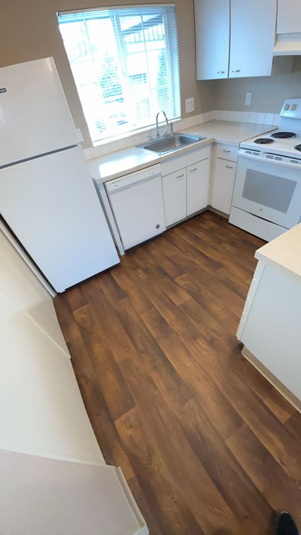 Newberg Apartment: 1401 N Springbrook Rd
