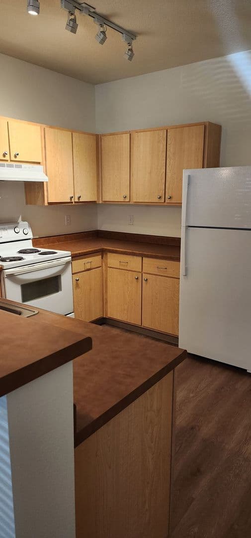 Hillsboro Apartment: 117 NE 25th Ave