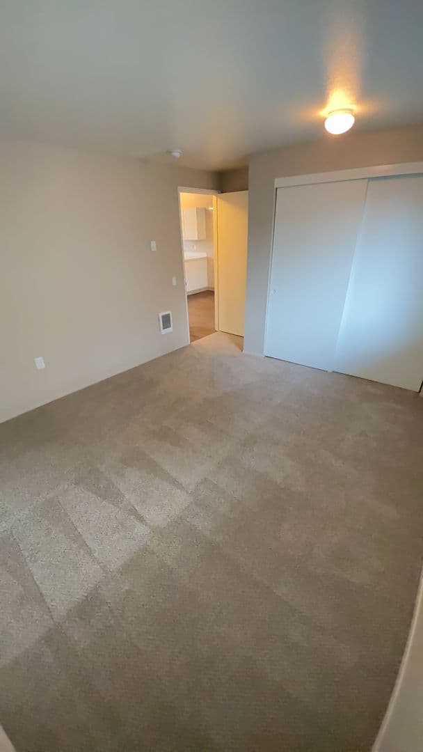 Newberg Apartment: 1401 N Springbrook Rd