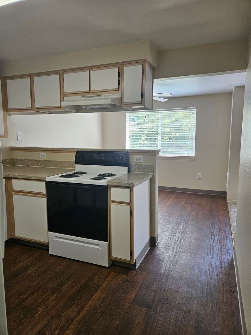 Gresham Apartment: 4850 SW 11th St
