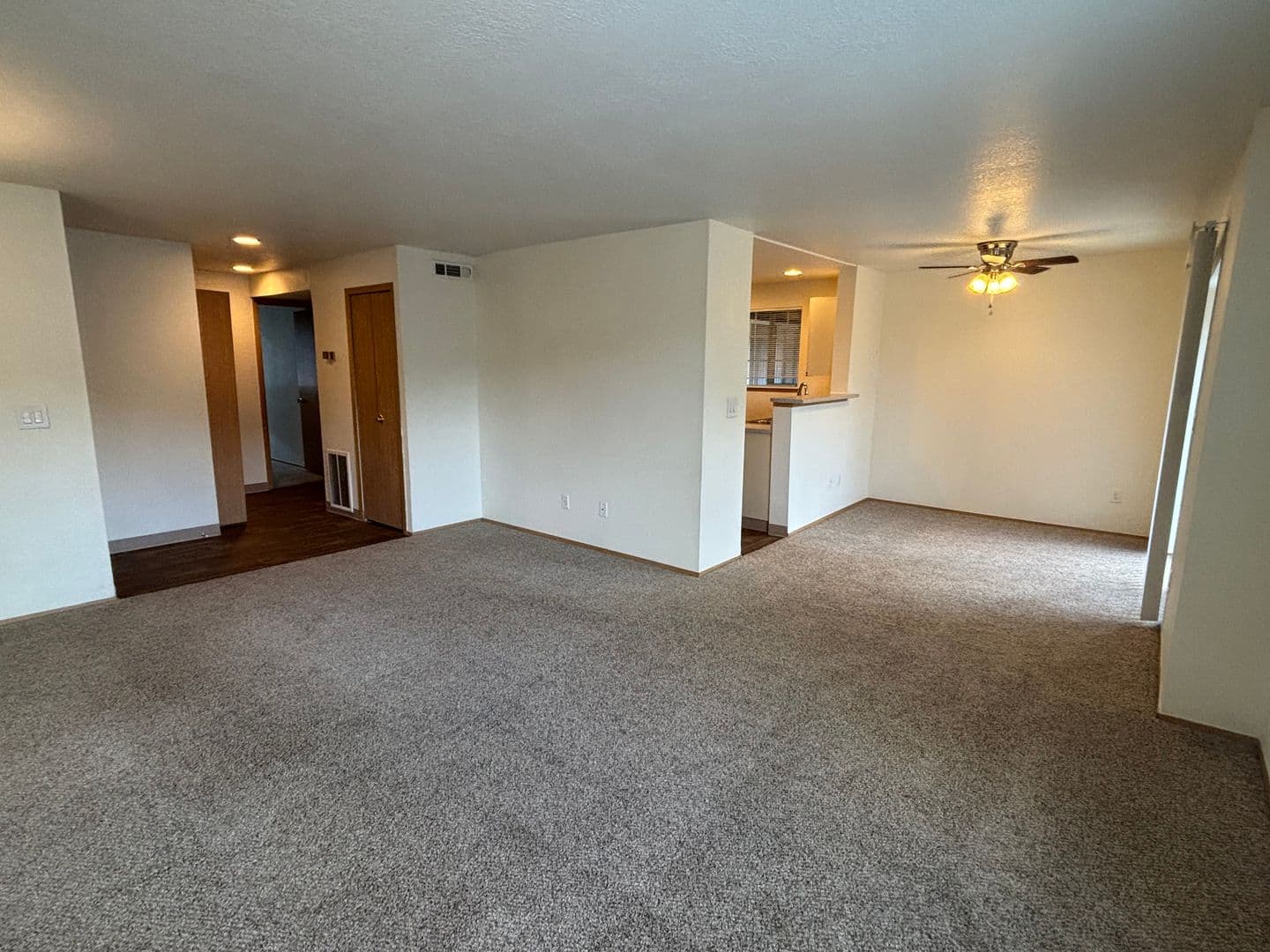 Roseburg Apartment: 2511 Edenbower Blvd