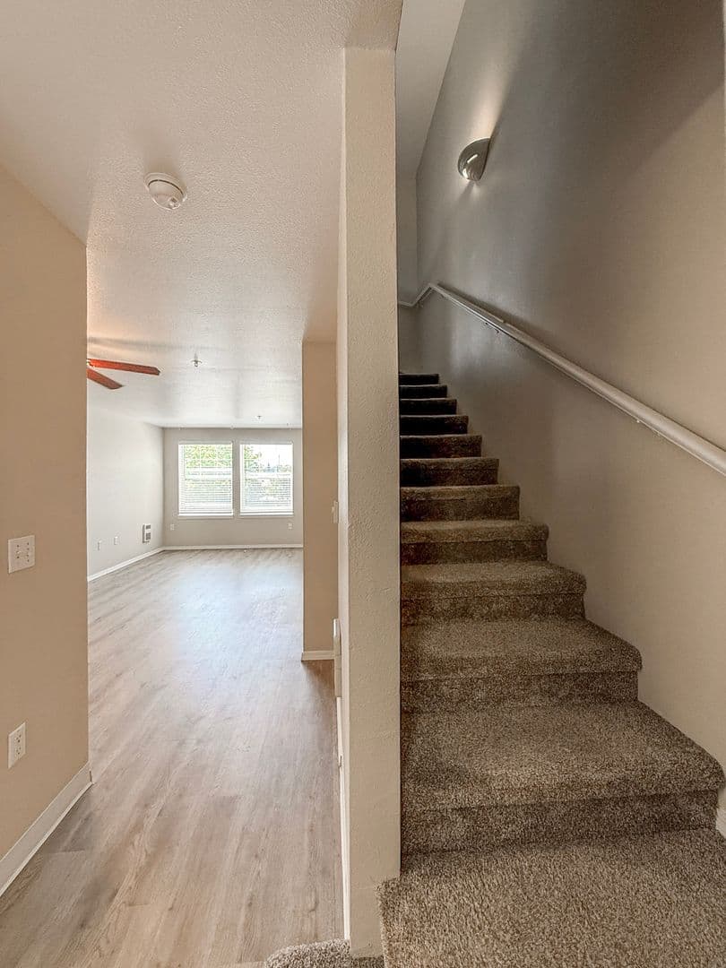 Gresham Apartment: 800 NE Roberts Ave