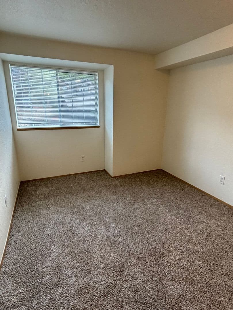 Roseburg Apartment: 2511 Edenbower Blvd