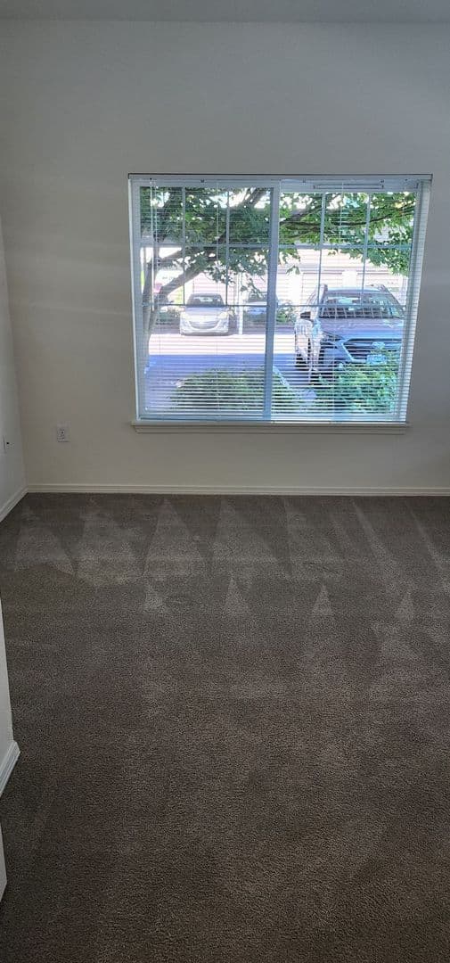 Hillsboro Apartment: 117 NE 25th Ave