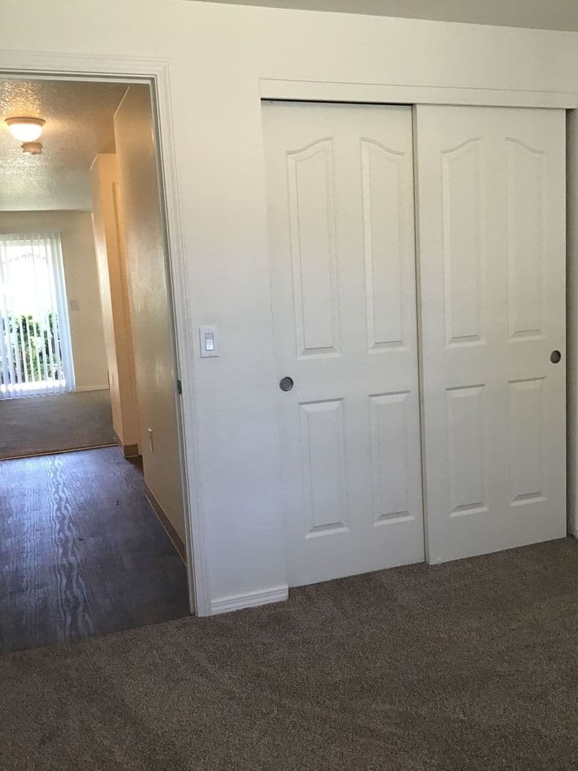 Sutherlin Apartment: 1347 E Central Ave