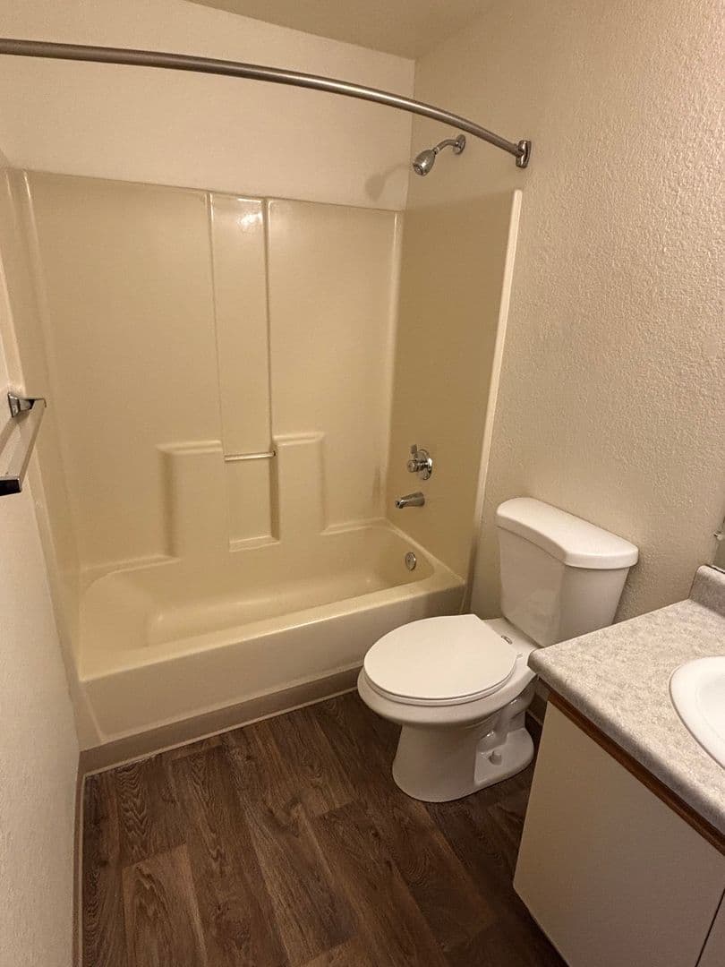 Roseburg Apartment: 2511 Edenbower Blvd