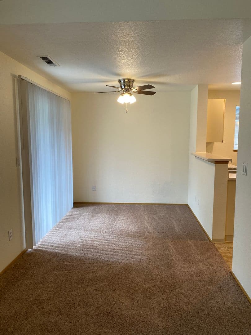 Roseburg Apartment: 2511 Edenbower Blvd